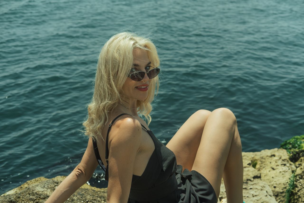 ¿Cómo cuidar el cabello rubio en verano?