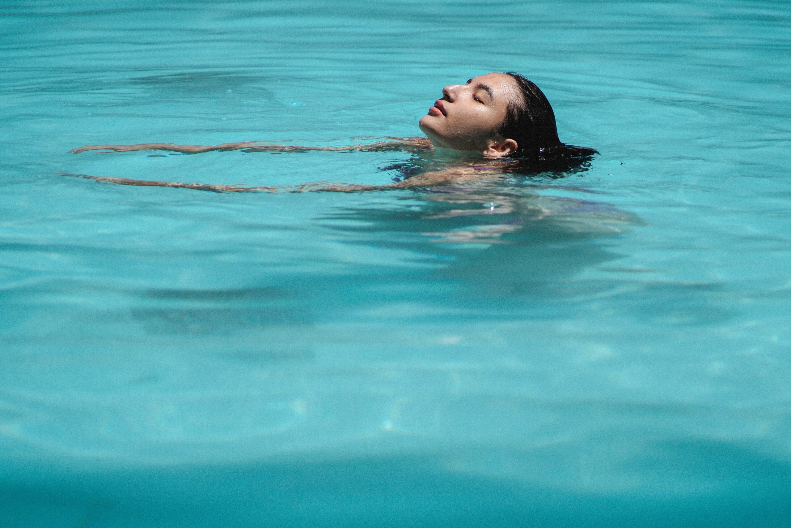 Protege tu melena en la piscina y en la playa