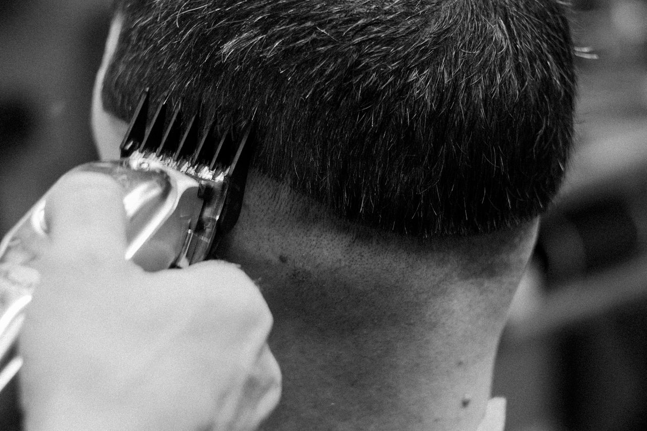 ¡Renueva tu look! Corte a máquina o degradado para verano