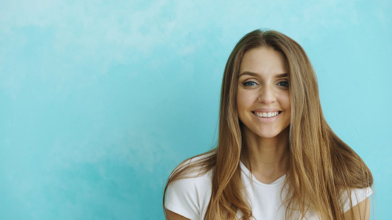 ¿Cómo mantener el color del pelo en verano? Evita el desgaste por el sol y el cloro